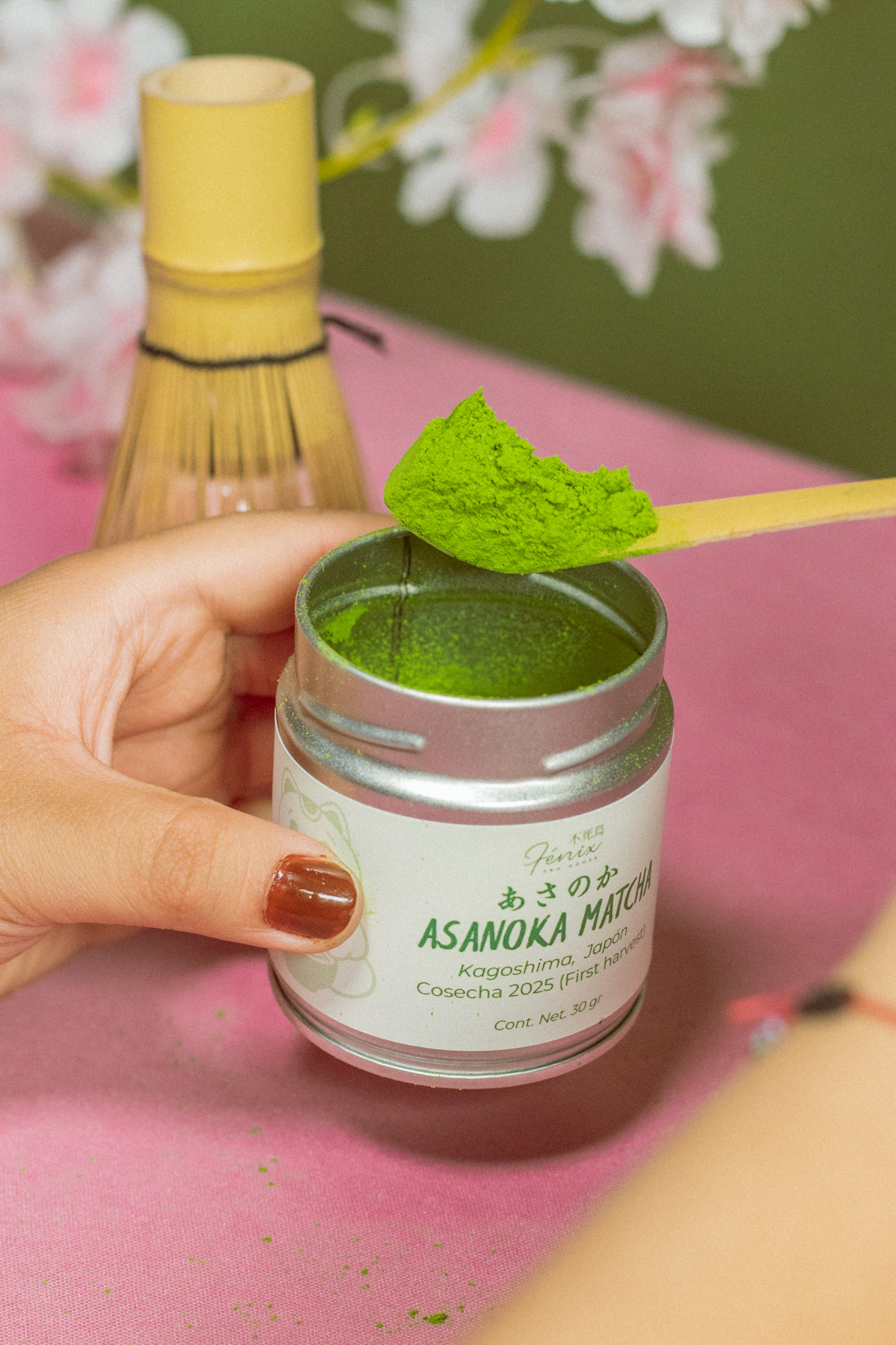 Ritual de preparación del matcha — manos y chasen